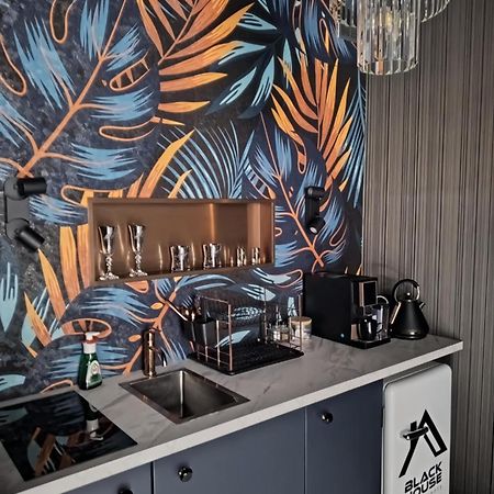 Black House A Радом Екстериор снимка